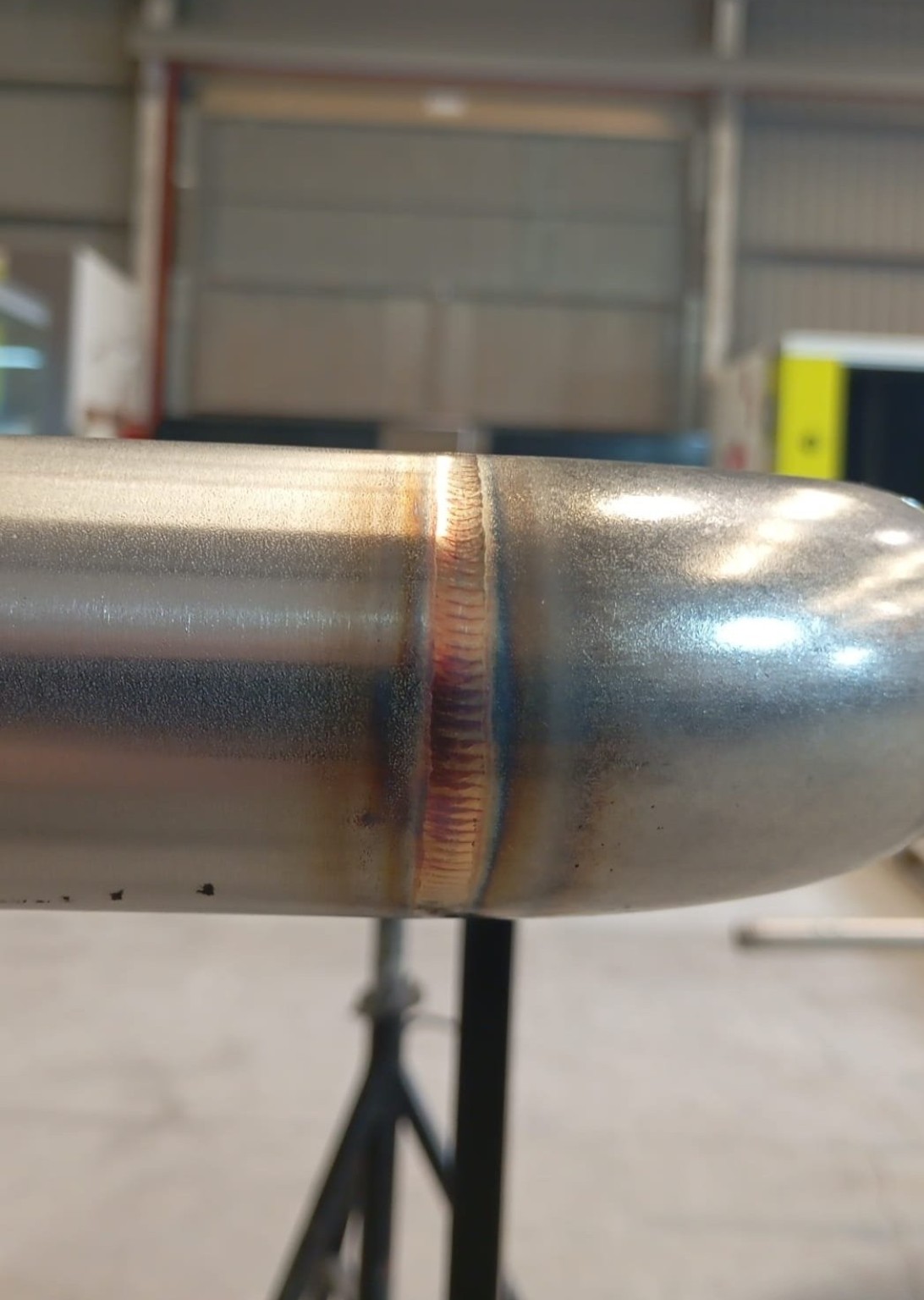 Detalle de cordón de soldadura TIG en tubería inoxidable