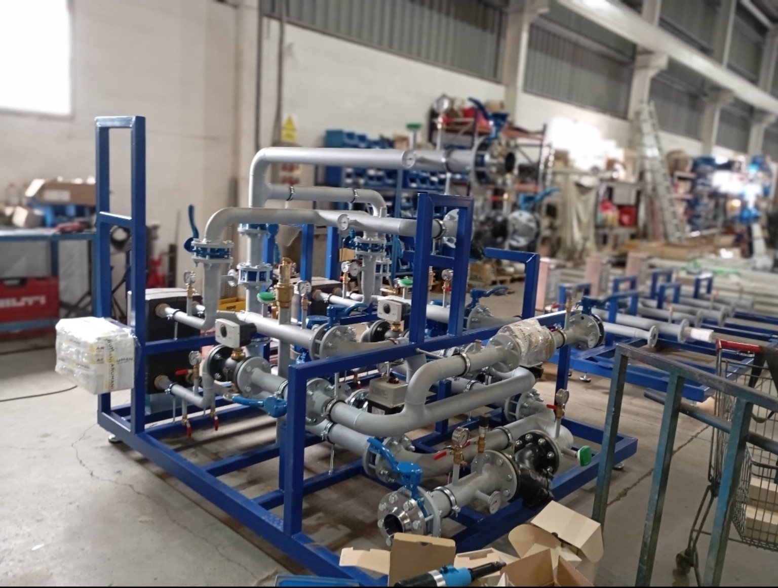 Skid industrial con tuberías, válvulas y estructura metálica